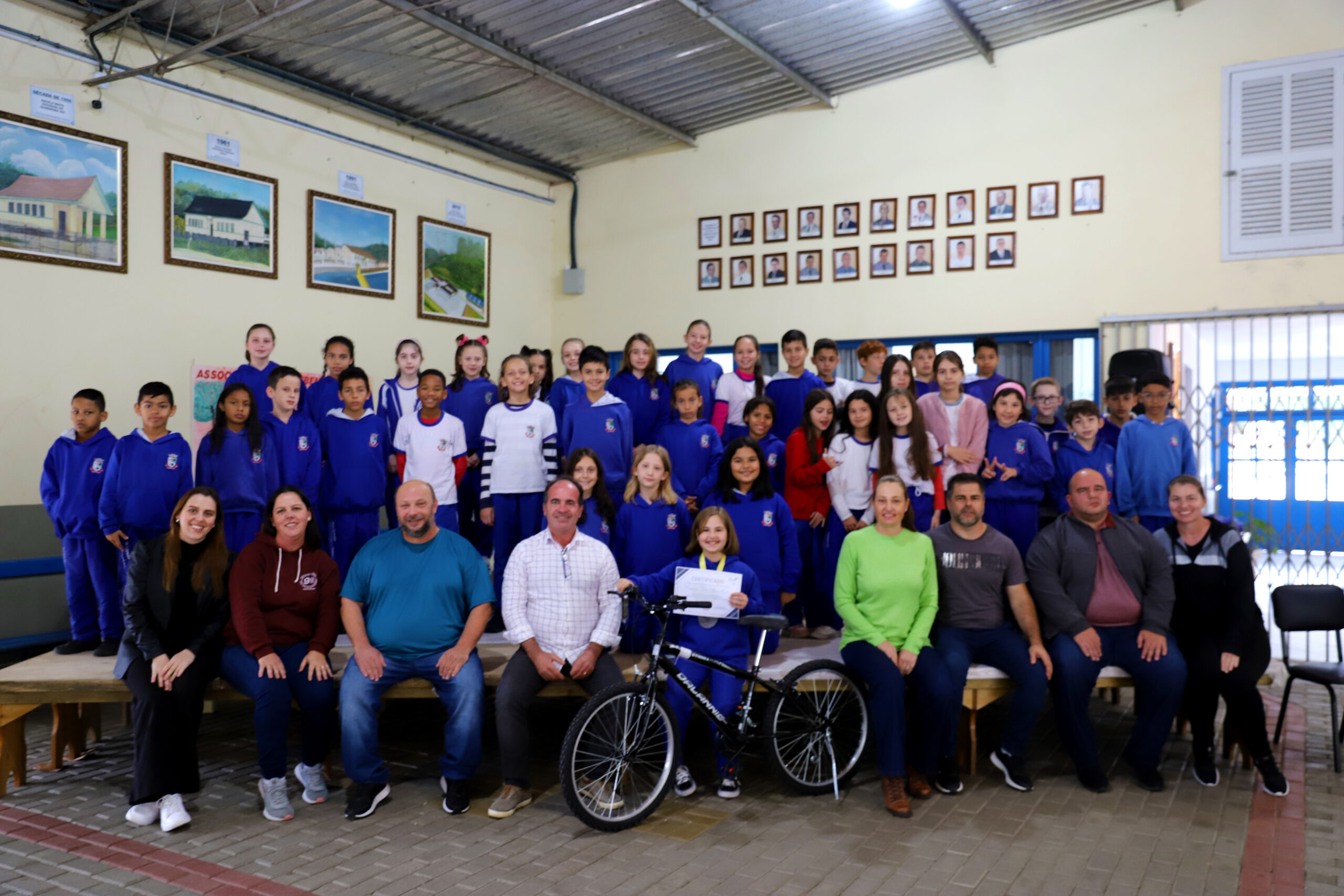 Estudantes de Guabiruba são premiados durante sessão da Câmara de Vereadores